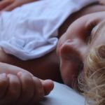 Zgrzytanie Zębami u Dzieci w Nocy: Przyczyny i Leczenie 5 Śpiące dziecko zgrzytające zębami