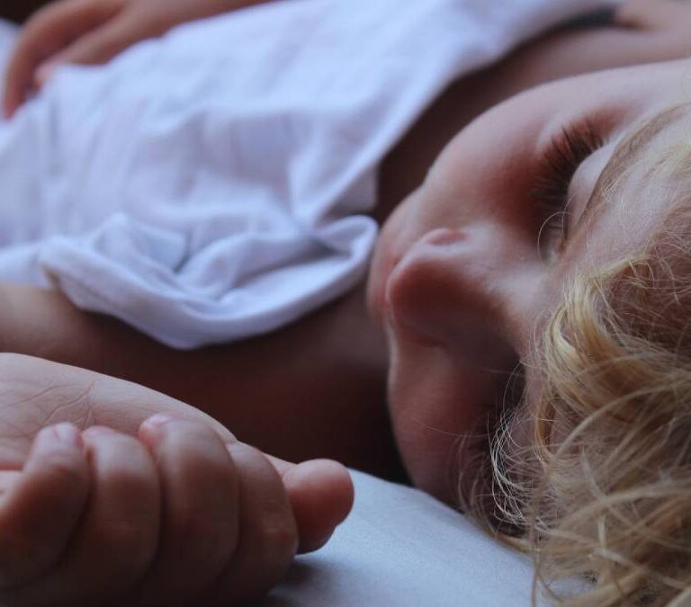 Śpiące dziecko zgrzytające zębami